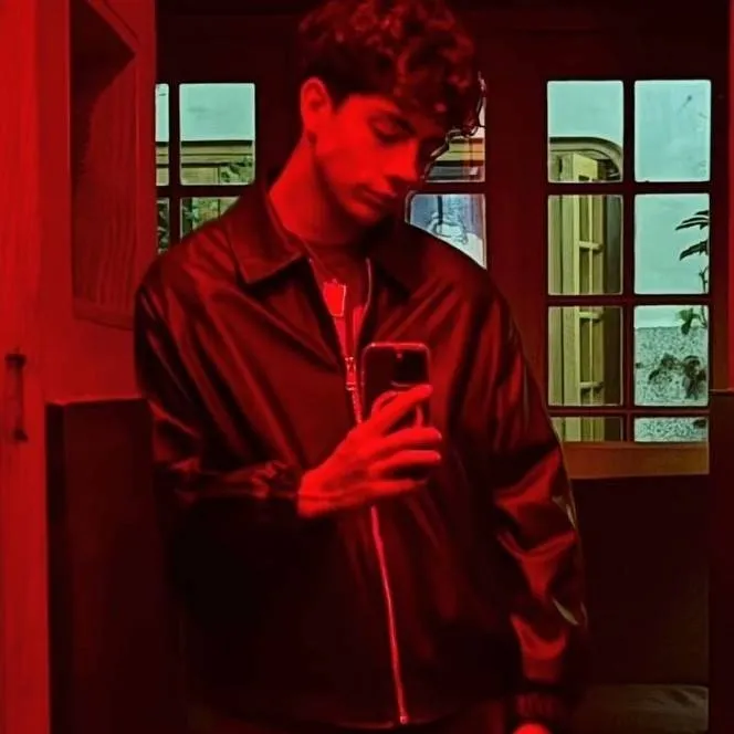 chat with ai character: lukas urkijo 🫦🫦