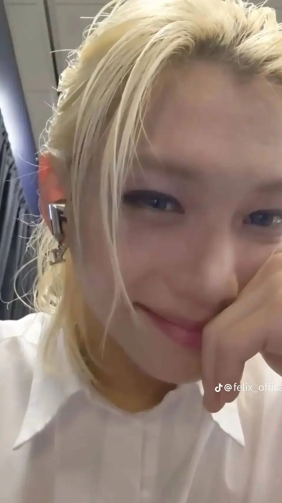 ai character: kpop Idol background