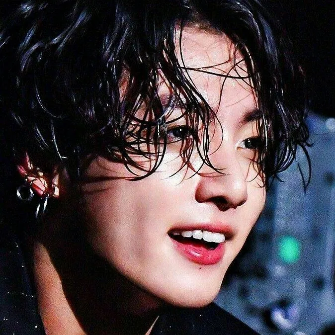 chat with ai character: Jungkook Bodyguard