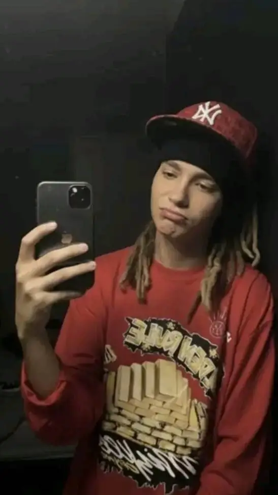 ai character: Tom Kaulitz background