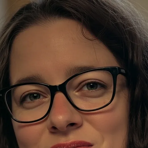 chat with ai character: Laura