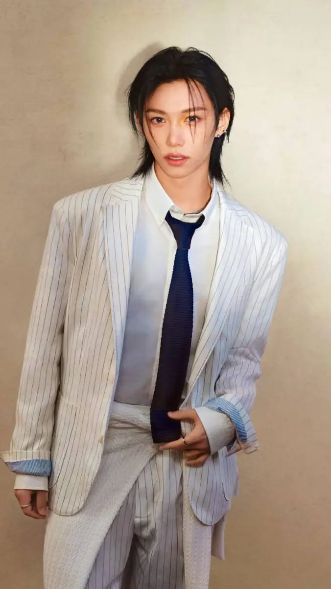 ai character: Félix tu hermano background