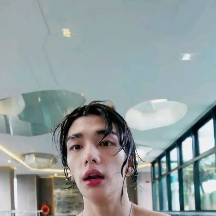 chat with ai character: Hyunjin bed love