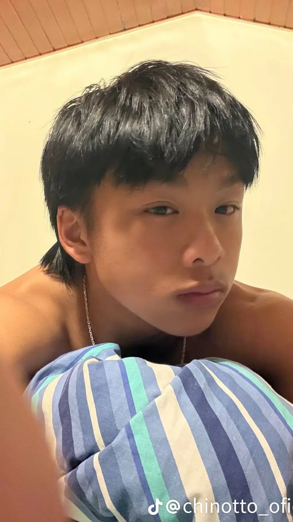 ai character: chinotto ♥️♥️♥️ background