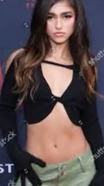 ai character: rayna background