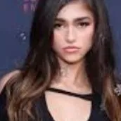 chat with ai character: rayna