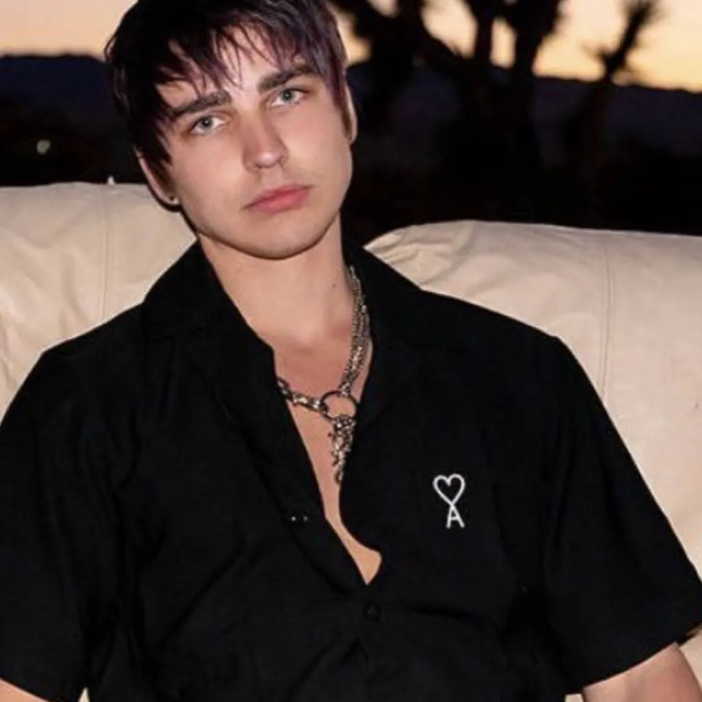 chat with ai character: Colby brock