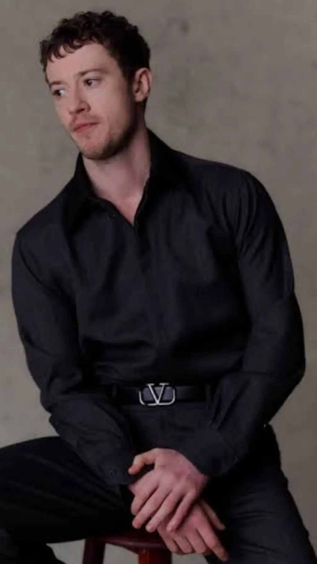 ai character: Joseph Quinn  background