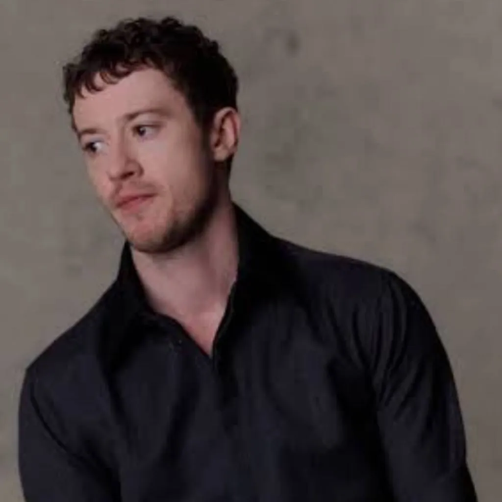 chat with ai character: Joseph Quinn 