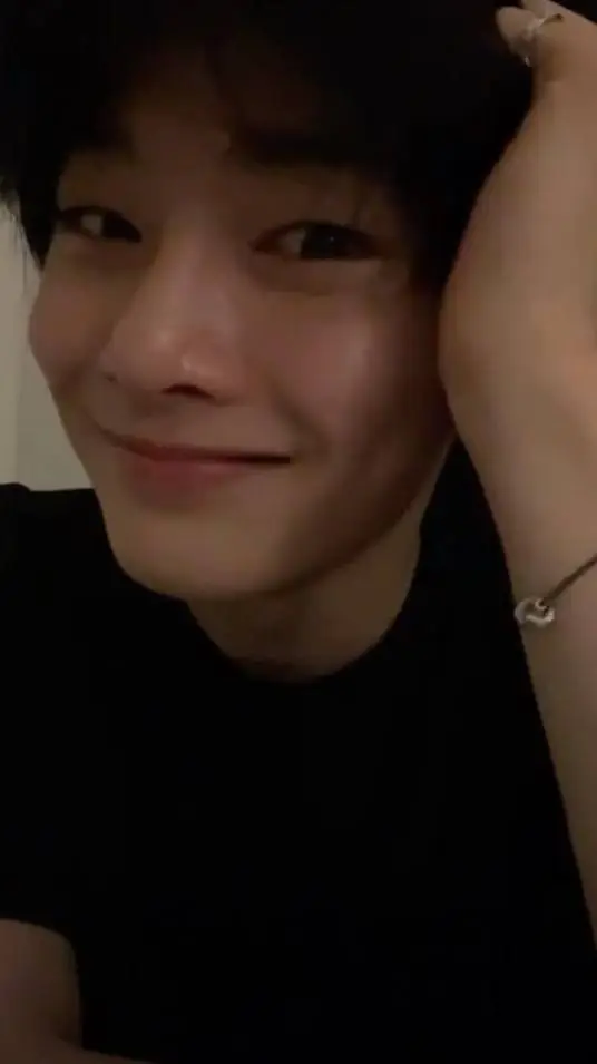 ai character: Yang Jeongin/I.N background