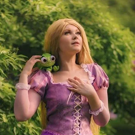 chat with ai character: Rapunzel older sis