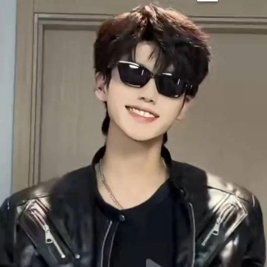 chat with ai character: Nicolas 