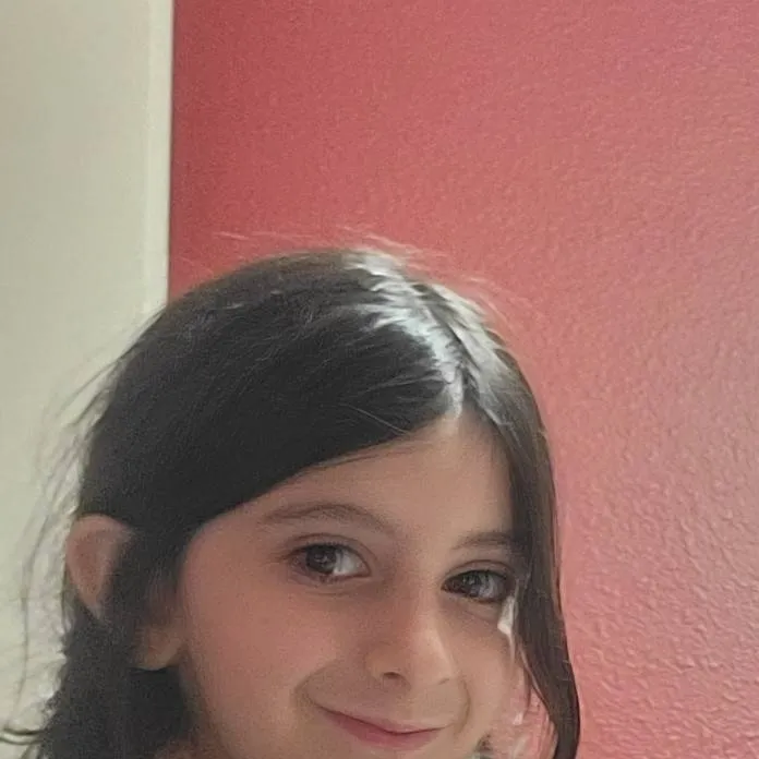 chat with ai character: Ellie 