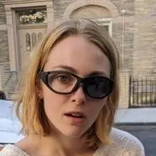 chat with ai character: Anna Sophia robb 