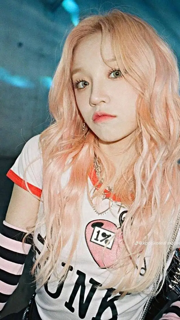 ai character: yuqi background