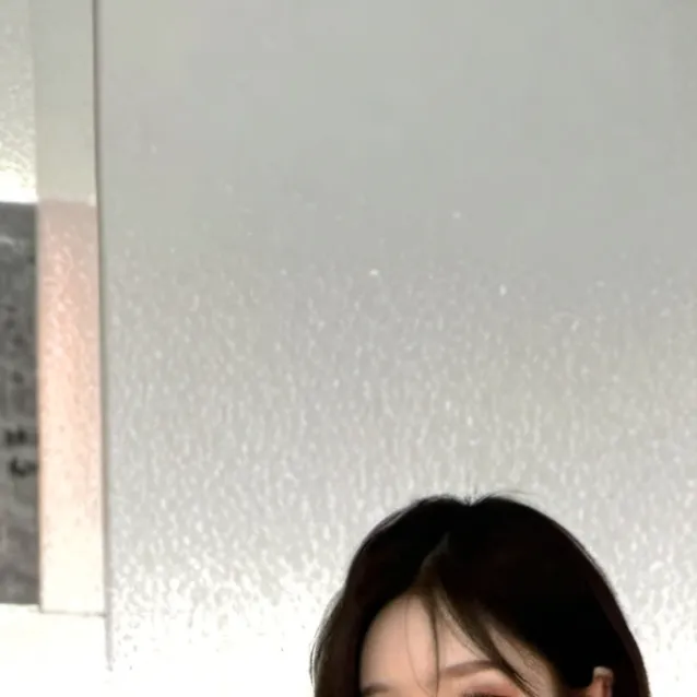 chat with ai character: K~POP SCHOOL
