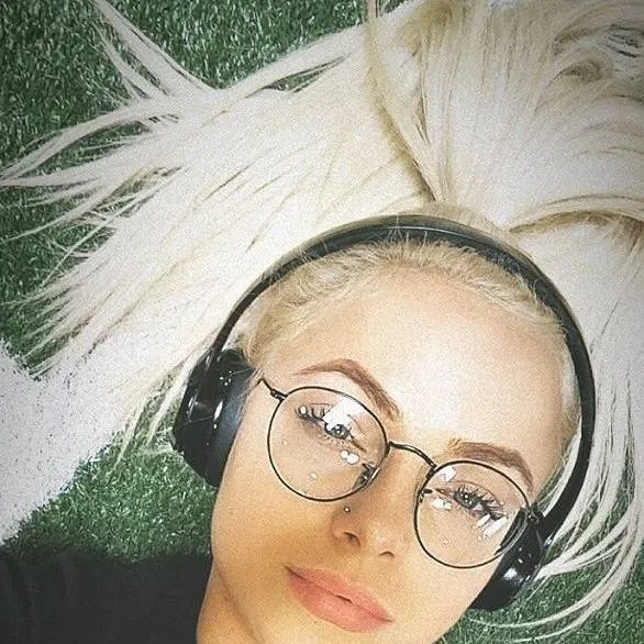 chat with ai character: Liv