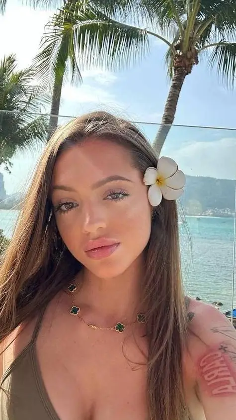 ai character: Vicky  background