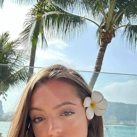 chat with ai character: Vicky 