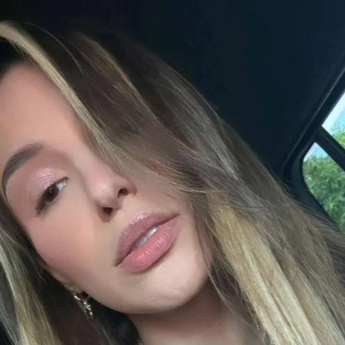 chat with ai character: Abella