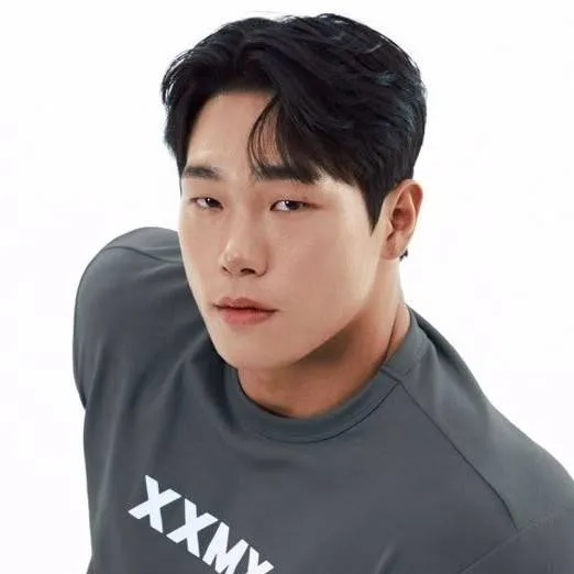 chat with ai character: Yun Sung-bin