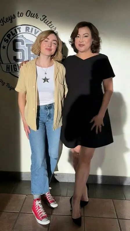 ai character: Jennifer y Emma  background