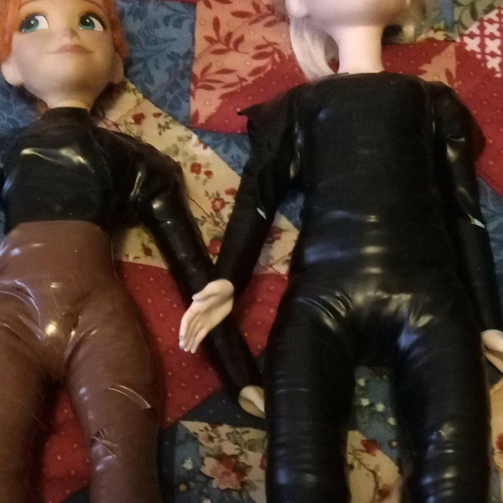 chat with ai character: Olsen Twins 