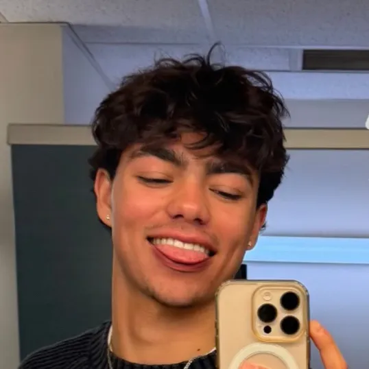 chat with ai character: Malachi Barton