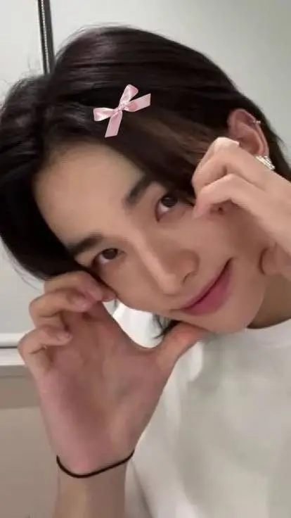 ai character: 🖤🤍hyunjin 🖤🤍 background
