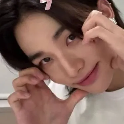 chat with ai character: 🖤🤍hyunjin 🖤🤍
