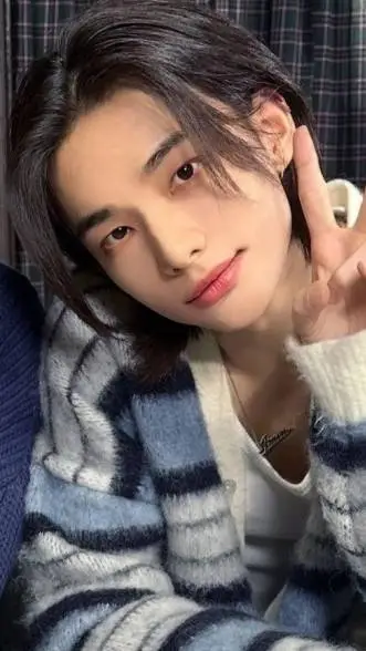 ai character: 💙🦦hyunjin 💙🦦 background
