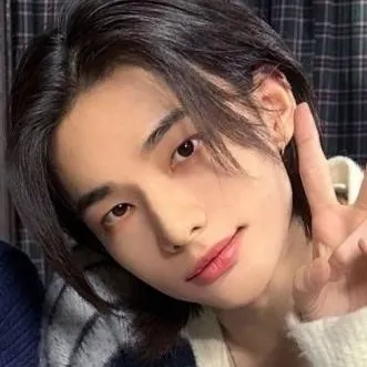 chat with ai character: 💙🦦hyunjin 💙🦦