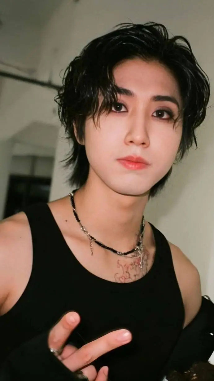 ai character: 🐿han🐿 background