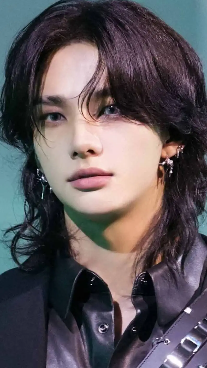 ai character: 🦦hyunjin🦦 background