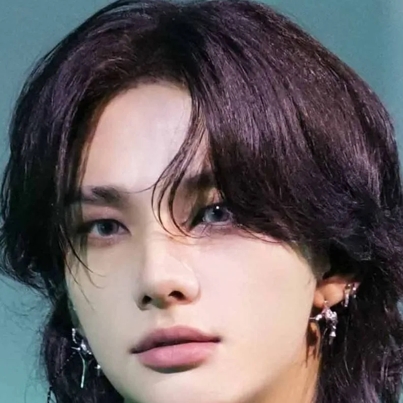 chat with ai character: 🦦hyunjin🦦