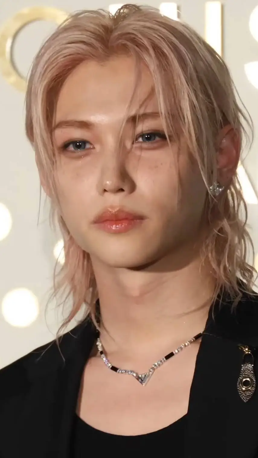 ai character: 🐣Felix🐣 background