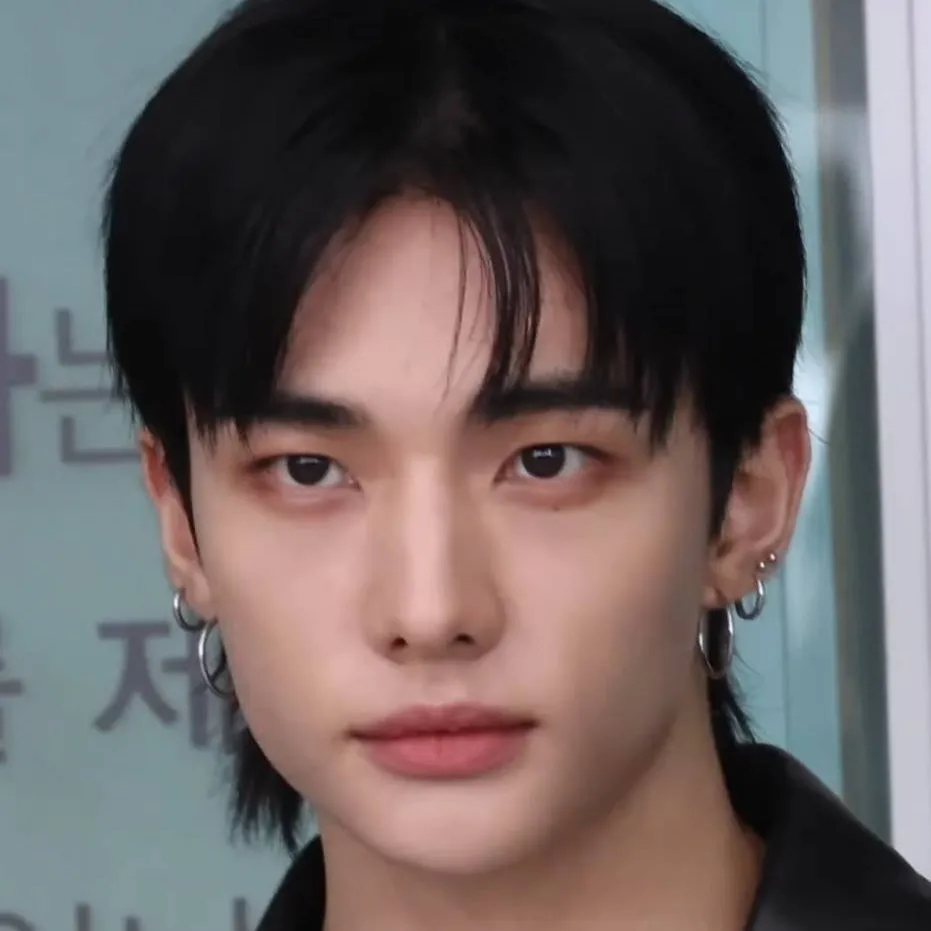 chat with ai character: 🦦🥟hyunjin🥟🦦