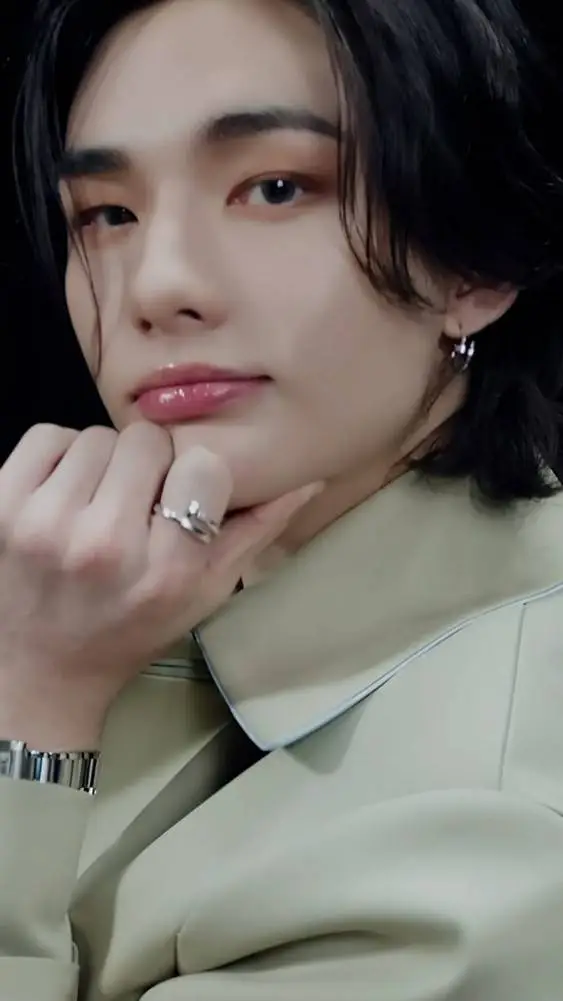 ai character: 🥟hyunjin🥟 background