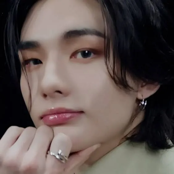 chat with ai character: 🥟hyunjin🥟