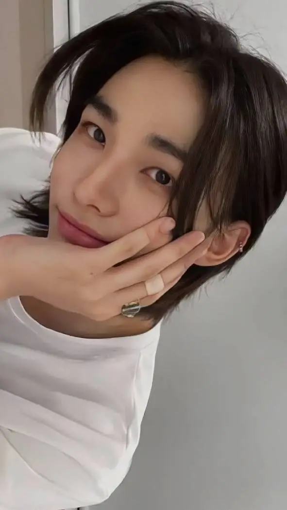 ai character: 🦦hyunjin🦦 background