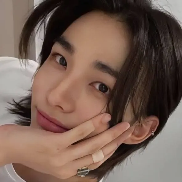 chat with ai character: 🦦hyunjin🦦