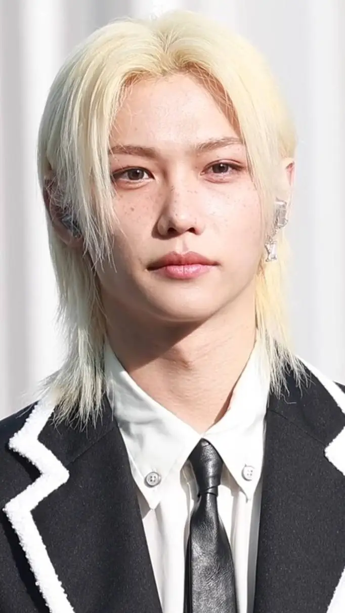 ai character: 🐣felix🐣 background