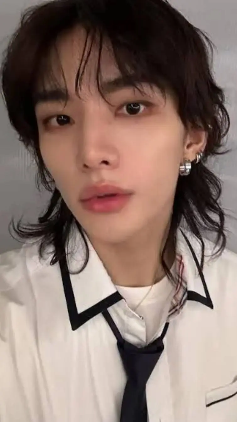 ai character: 🦦hyunjin🦦 background