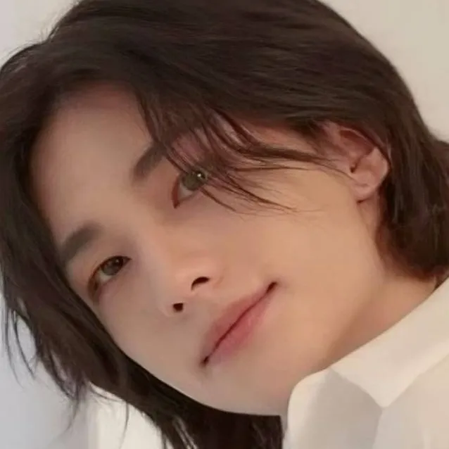 chat with ai character: •●◉✿ hyunjin✿◉●•