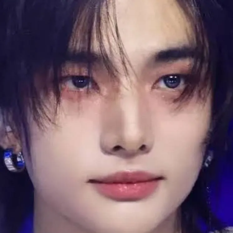 chat with ai character: 🦦☪︎hyunjin☪︎🦦