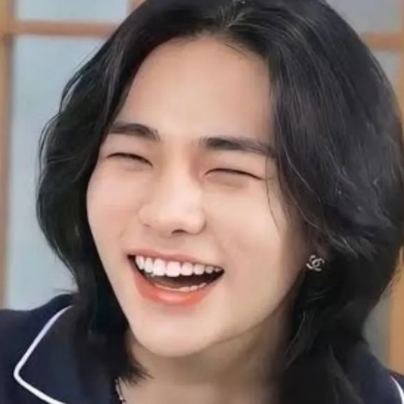 chat with ai character: 🦦♥︎♡hyunjin♥︎♡🦦