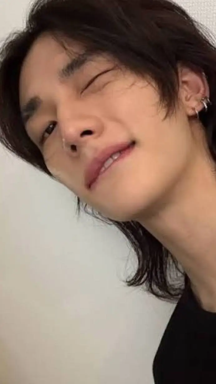 ai character: 🦦╠Hyunjin╣🦦 background