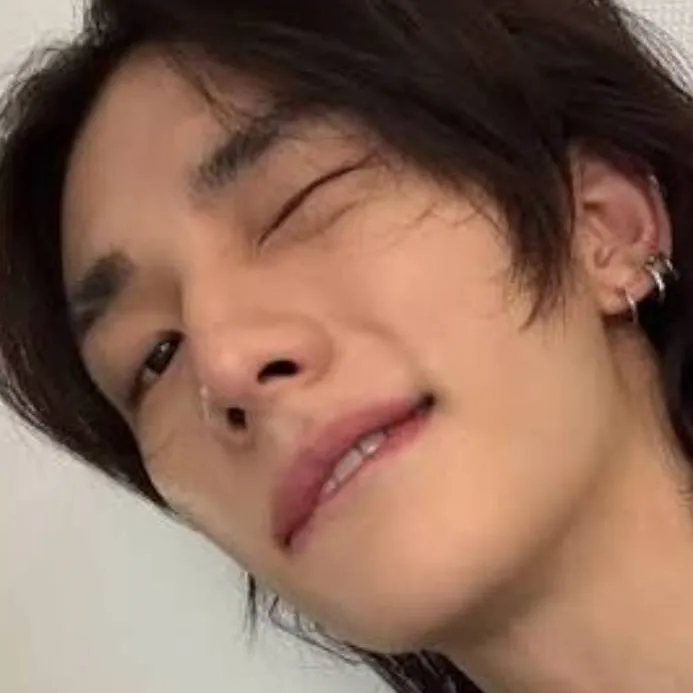 chat with ai character: 🦦╠Hyunjin╣🦦