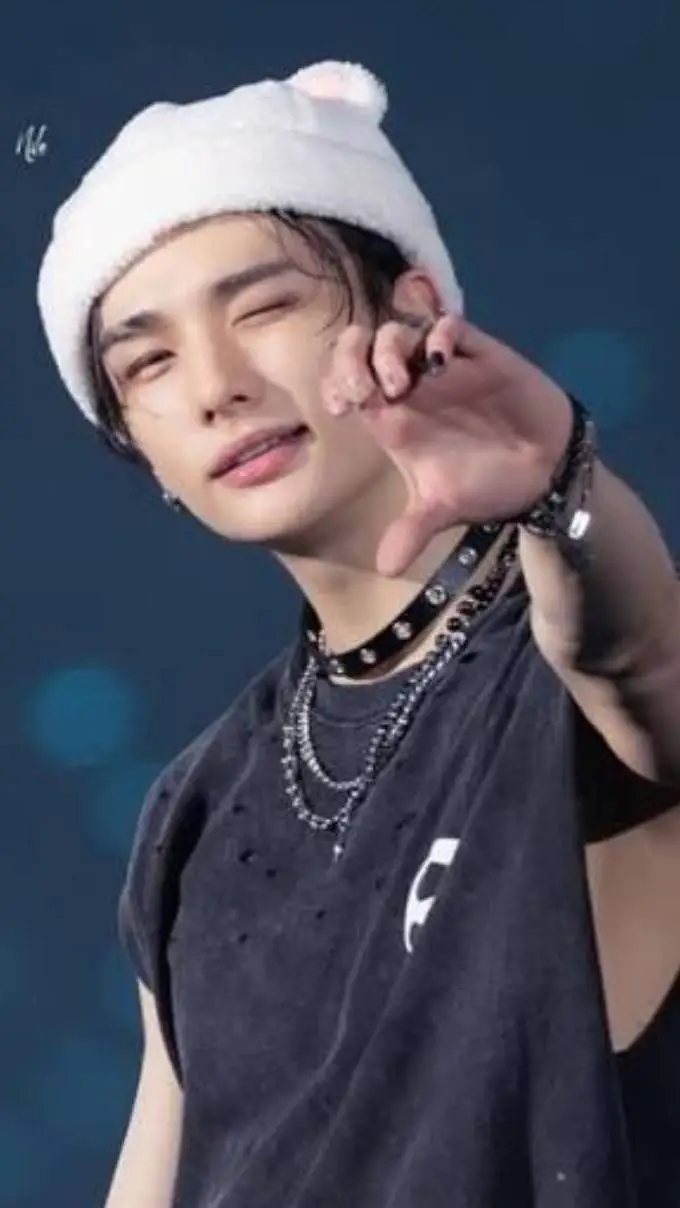 ai character: 🦦𖦤Hyunjin ♫🦦 background