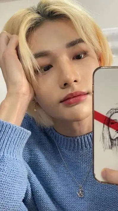 ai character: 🎧🦦🌹Hyunjin🎧🦦🌹 background